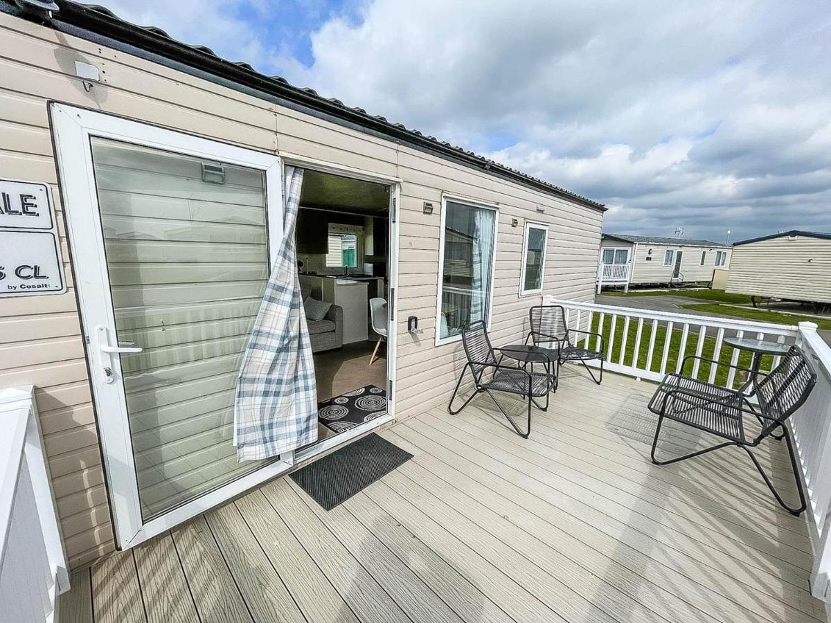 Caravan With Decking At Martello Beach Nearby Clacton-On-Sea Ref 29017Kv Hotell Eksteriør bilde