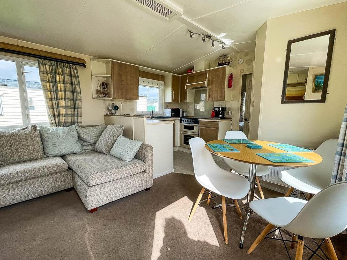 Caravan With Decking At Martello Beach Nearby Clacton-On-Sea Ref 29017Kv Hotell Eksteriør bilde