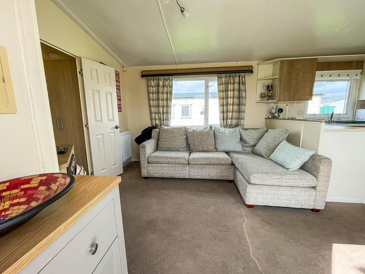Caravan With Decking At Martello Beach Nearby Clacton-On-Sea Ref 29017Kv Hotell Eksteriør bilde