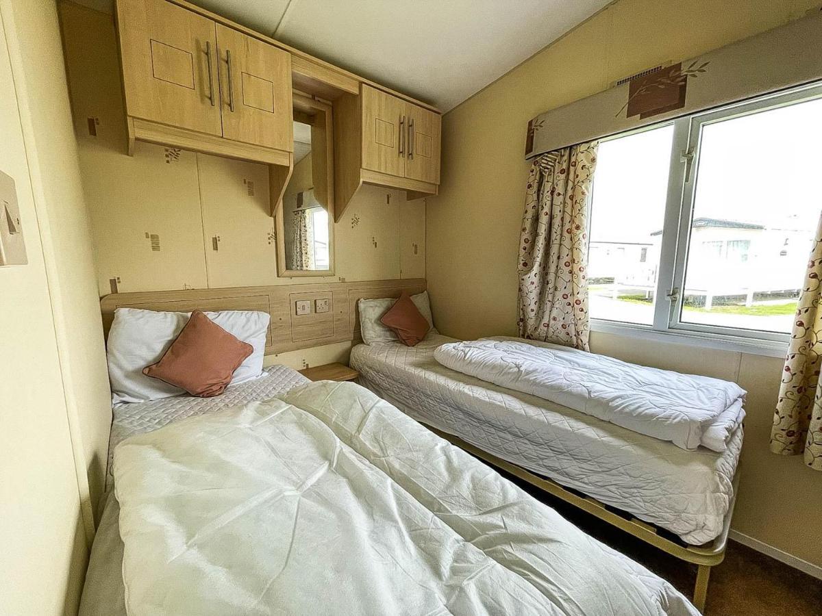 Caravan With Decking At Martello Beach Nearby Clacton-On-Sea Ref 29017Kv Hotell Eksteriør bilde
