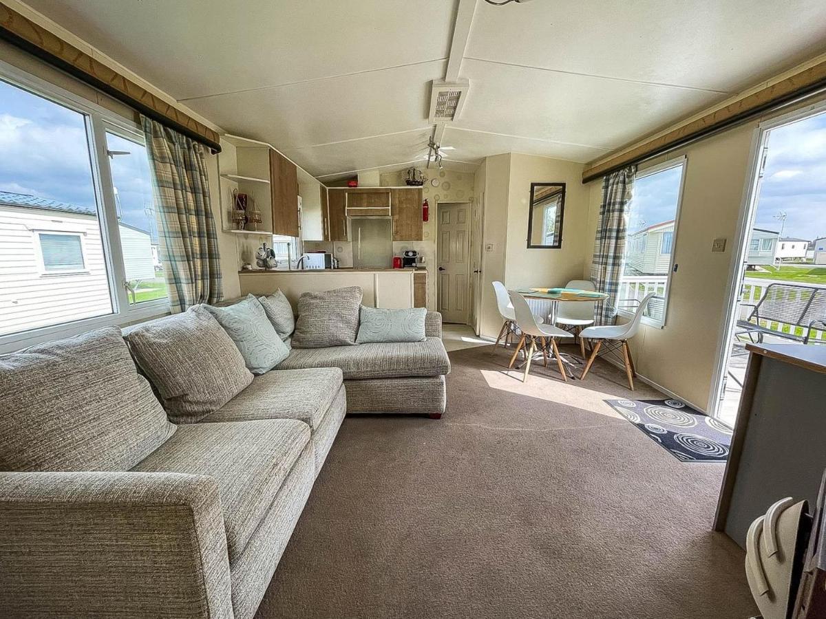 Caravan With Decking At Martello Beach Nearby Clacton-On-Sea Ref 29017Kv Hotell Eksteriør bilde