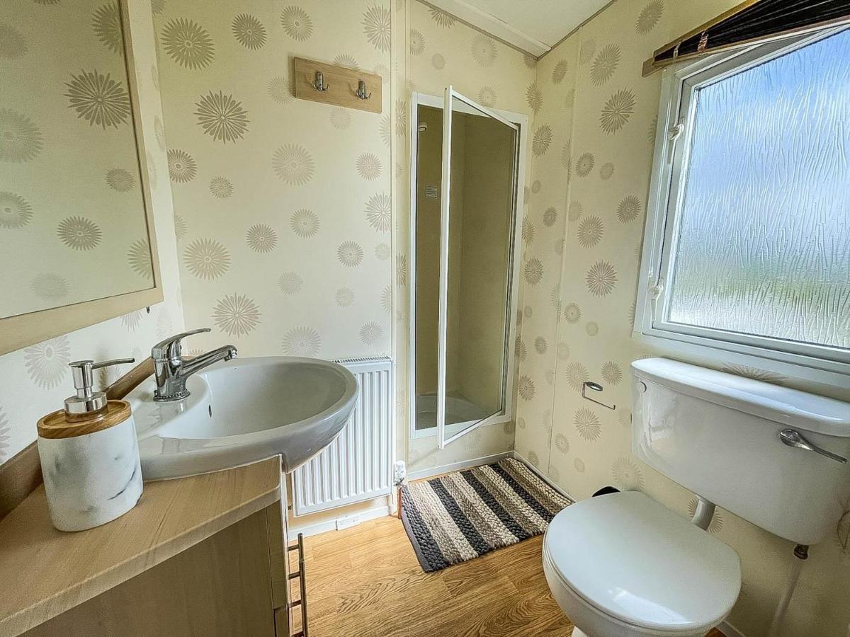 Caravan With Decking At Martello Beach Nearby Clacton-On-Sea Ref 29017Kv Hotell Eksteriør bilde